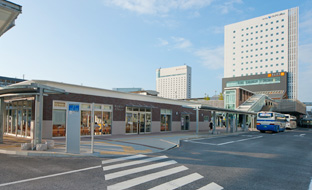 岡山駅西口　1Fバスターミナル　2Fタクシー乗り場
